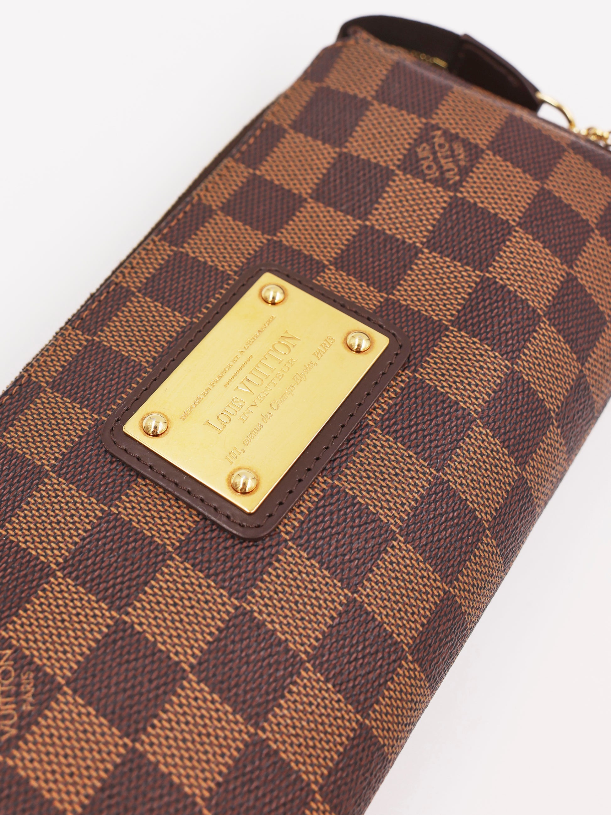 LOUIS VUITTON Pochette Eva Damier Ebene in braunem Canvas elegante Louis Vuitton Clutch aus zweiter Hand