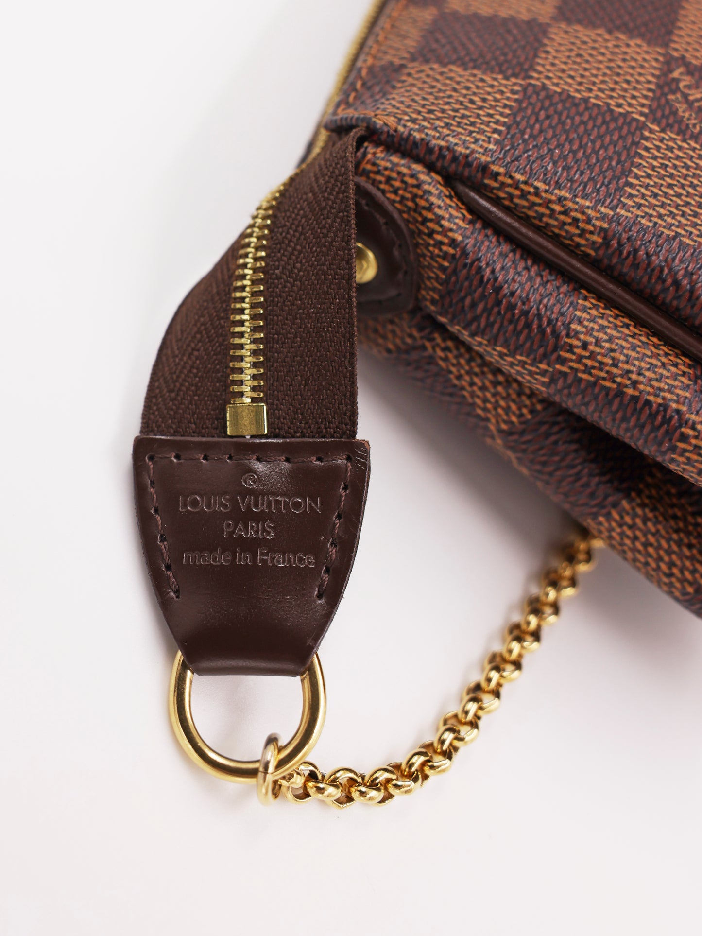 LOUIS VUITTON Pochette Eva Damier Ebene mit goldfarbener Kette und Lederdetail