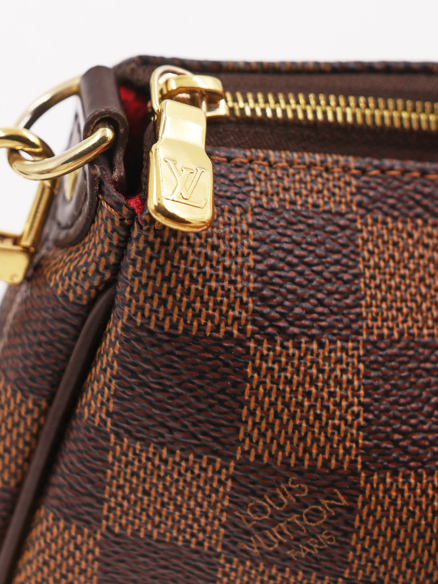 LOUIS VUITTON Pochette Eva Damier Ebene aus Canvas mit goldfarbenem Reißverschluss und Monogramm Detail