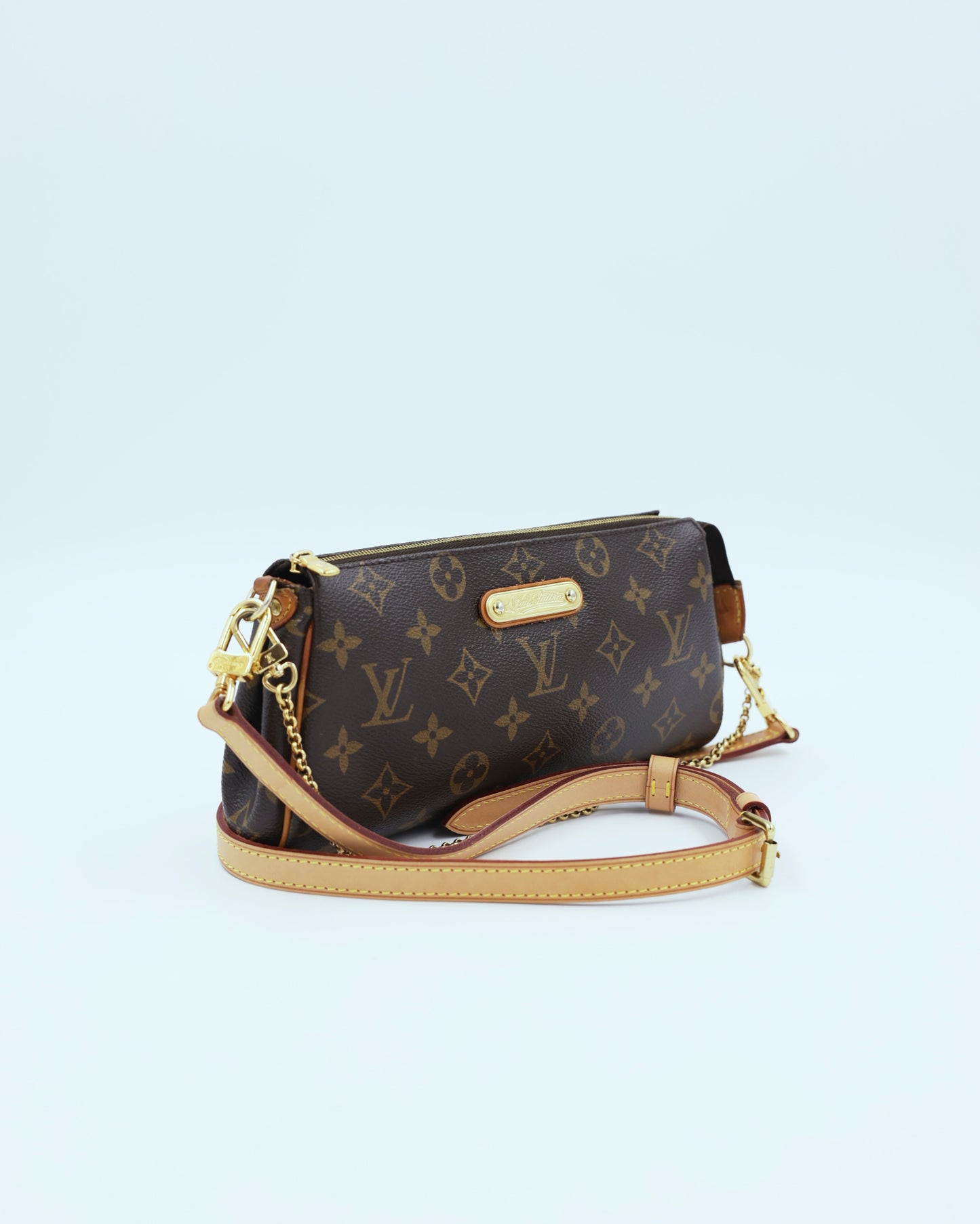 LOUIS VUITTON Pochette Eva Monogram Canvas als elegante Secondhand Clutch mit Monogramm und Lederriemen