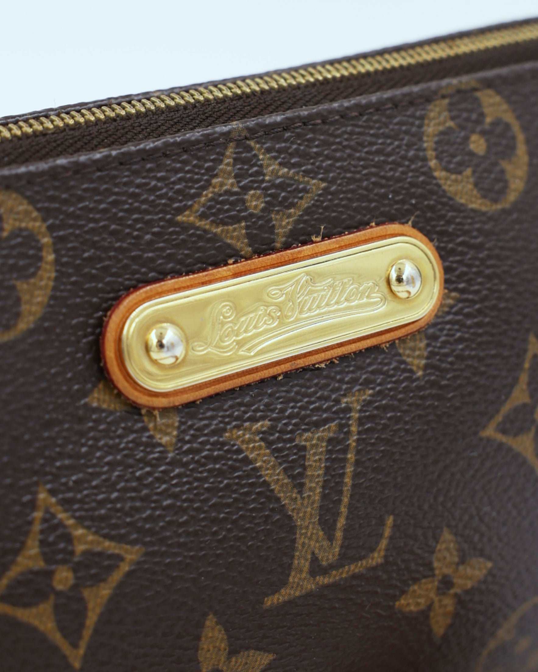 LOUIS VUITTON Pochette Eva Monogram Canvas mit goldfarbenem Markenemblem und Reissverschluss