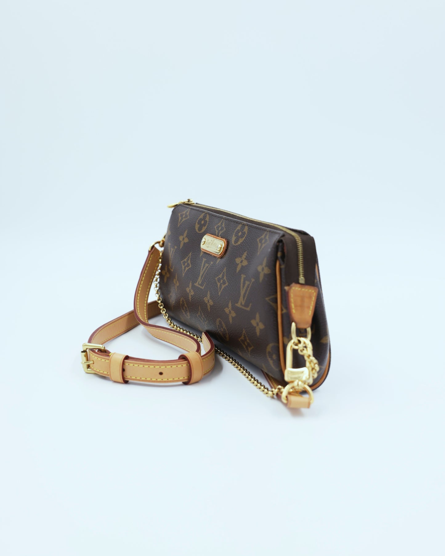 LOUIS VUITTON Pochette Eva Monogram Canvas mit Schulterriemen in braunem Monogramm