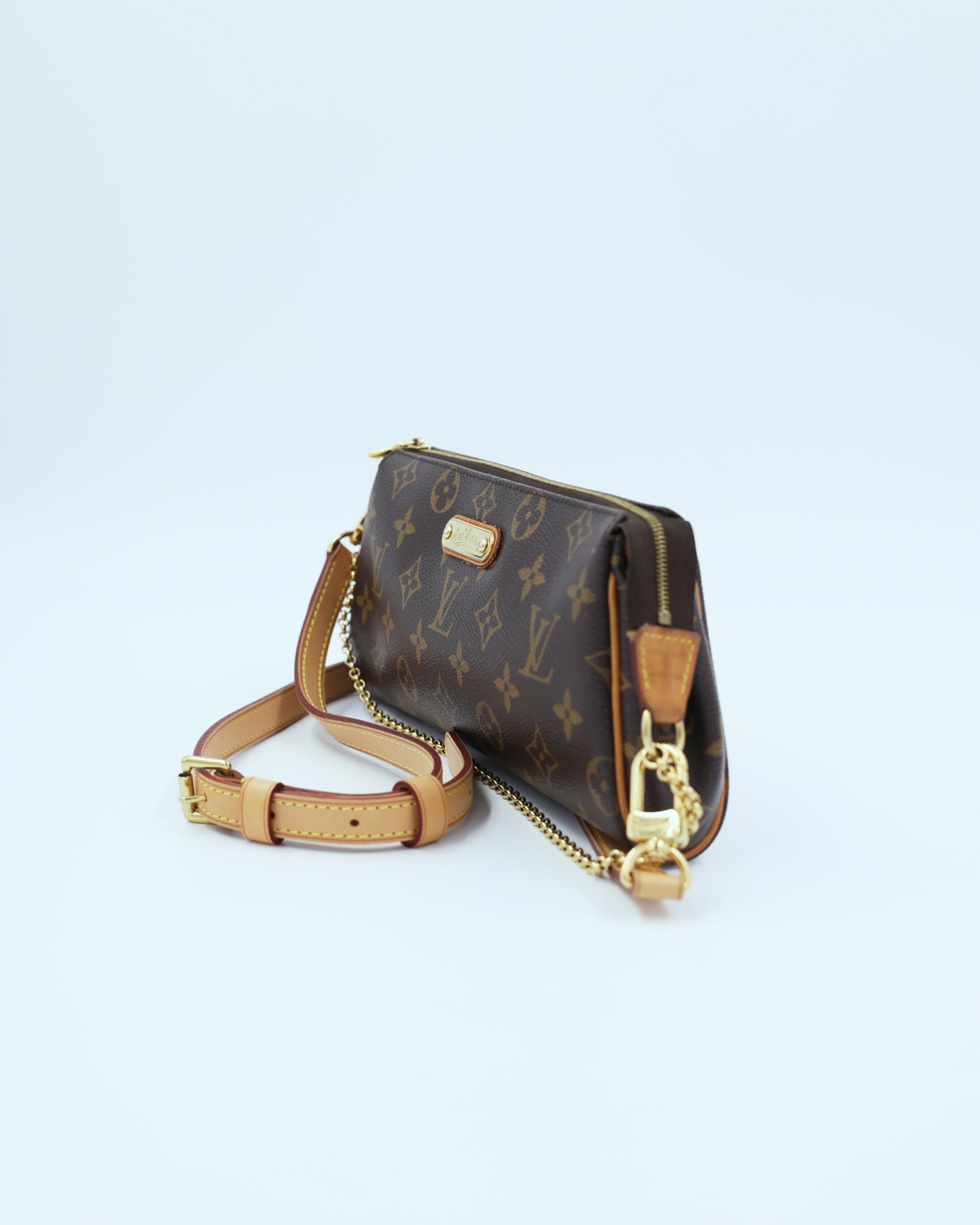 LOUIS VUITTON Pochette Eva Monogram Canvas mit Schulterriemen in braunem Monogramm
