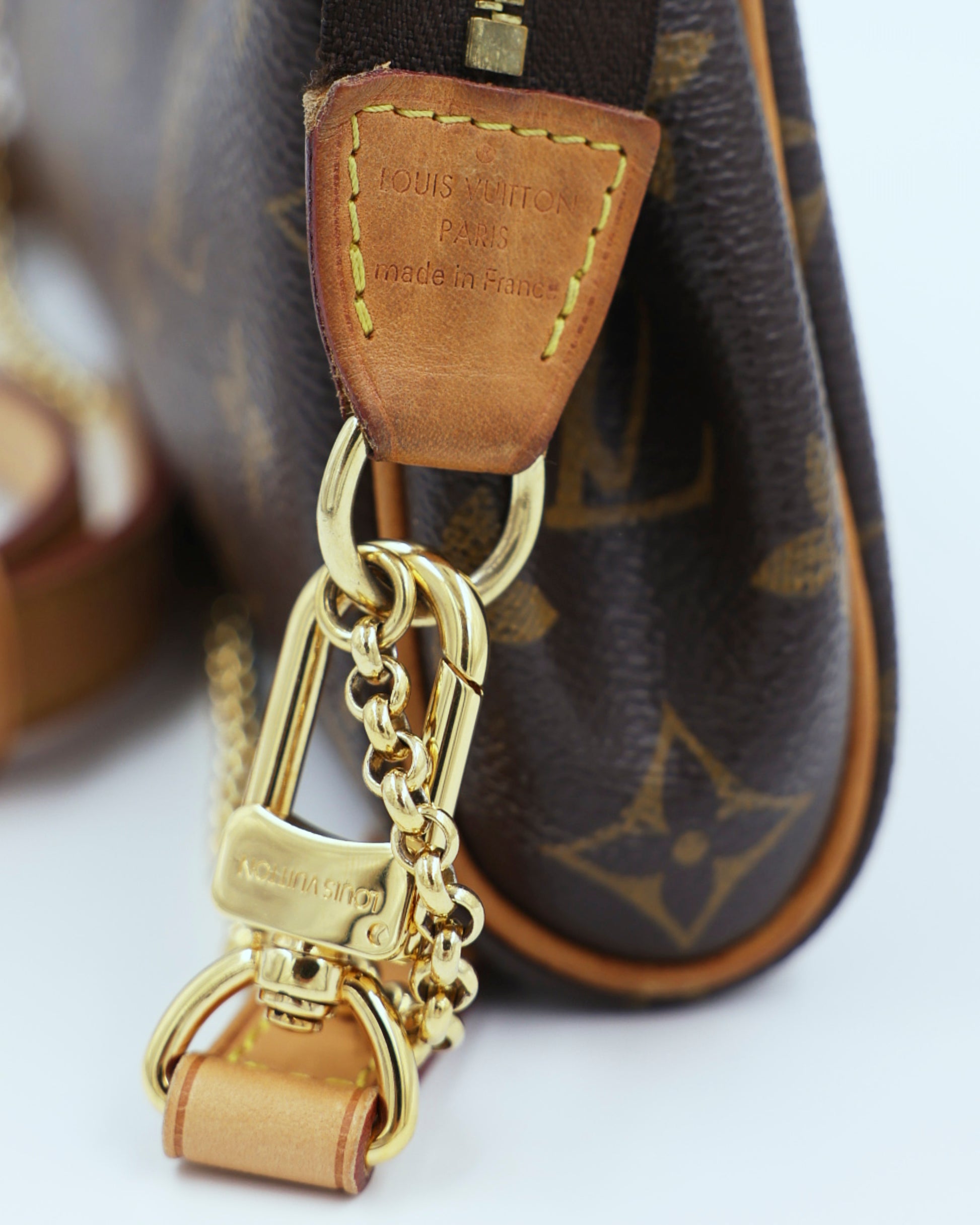 LOUIS VUITTON Pochette Eva Monogram Canvas mit goldfarbenem Verschluss und Lederdetails