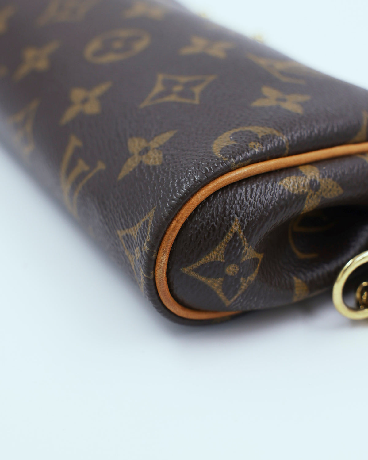 LOUIS VUITTON Pochette Eva Monogram Canvas mit goldfarbenem Kettenriemen, Detailansicht des Monogramm-Musters
