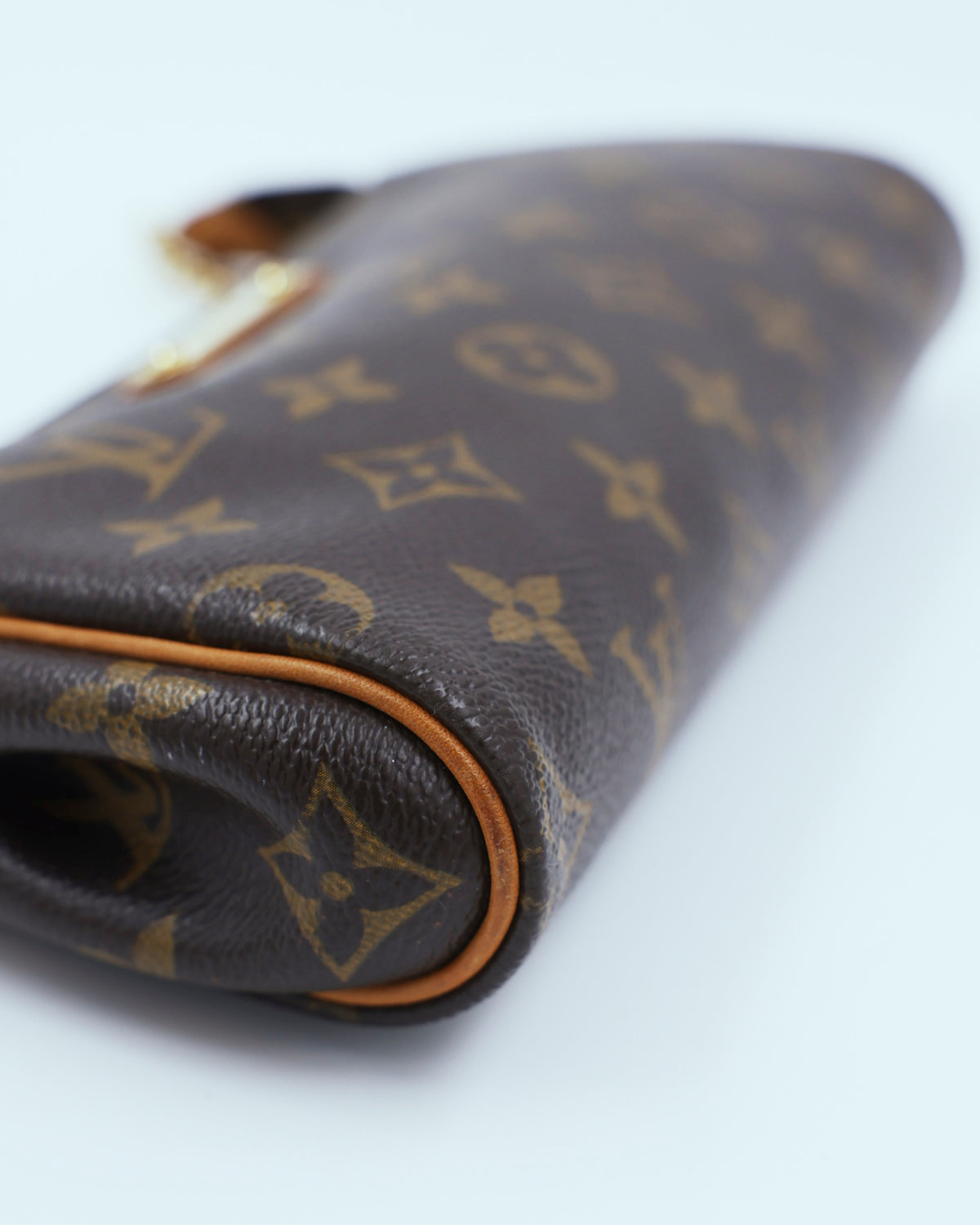 LOUIS VUITTON Pochette Eva Monogram Canvas, Detailansicht der authentischen Vintage Clutch