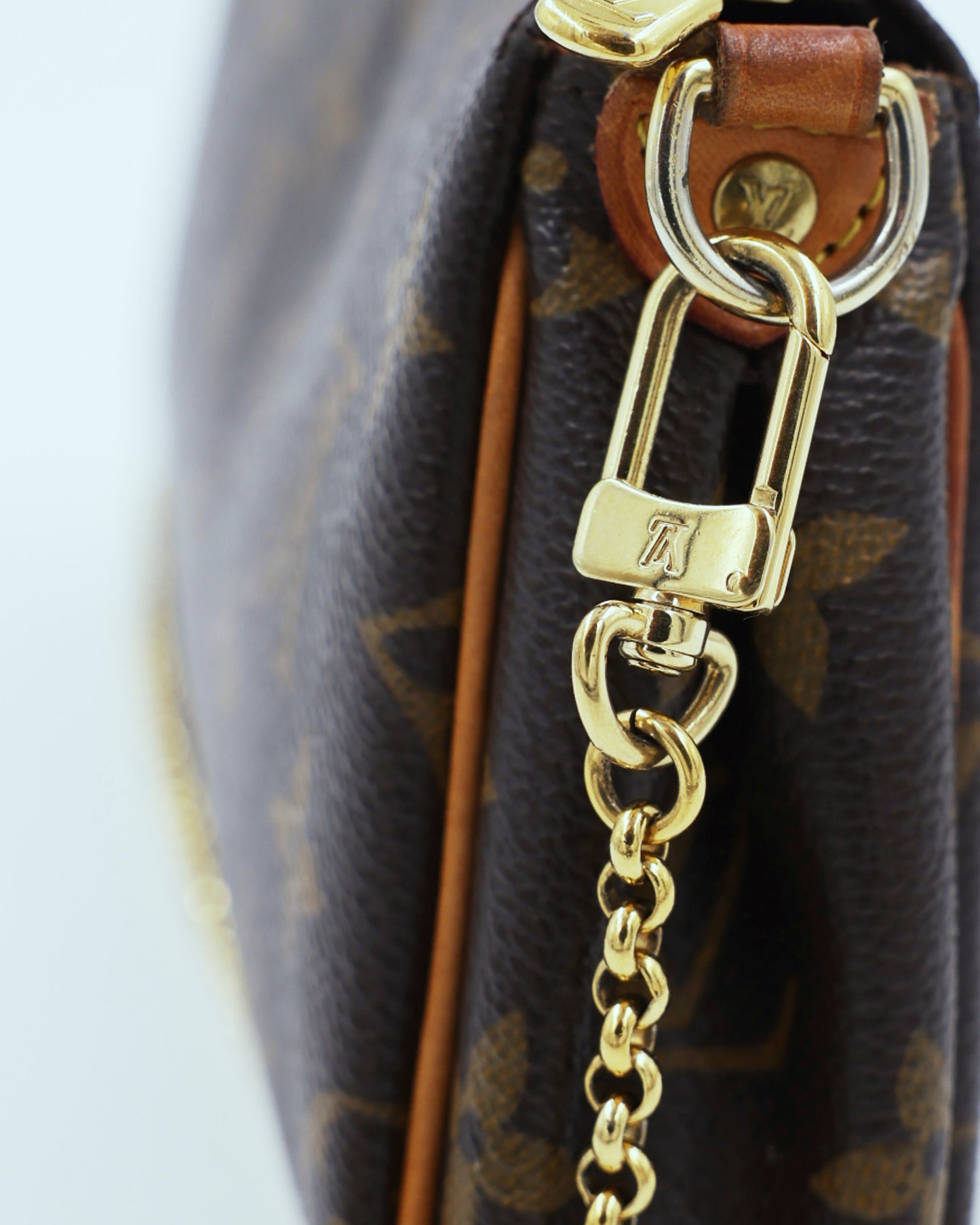 LOUIS VUITTON Pochette Eva Monogram Canvas mit goldfarbenem Verschluss und Kette
