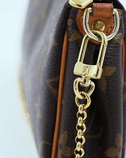 LOUIS VUITTON Pochette Eva Monogram Canvas mit goldfarbenem Verschluss und Kette