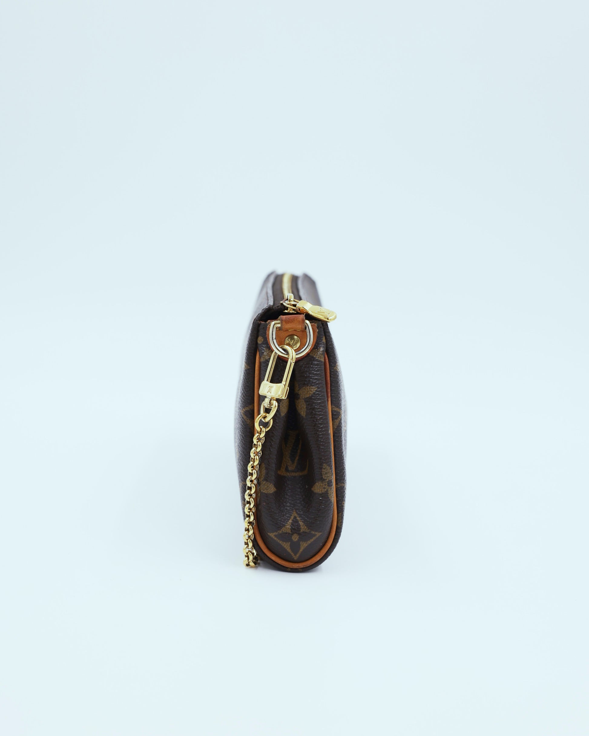 LOUIS VUITTON Pochette Eva Monogram Canvas elegante Louis Vuitton Clutch in Seitenansicht