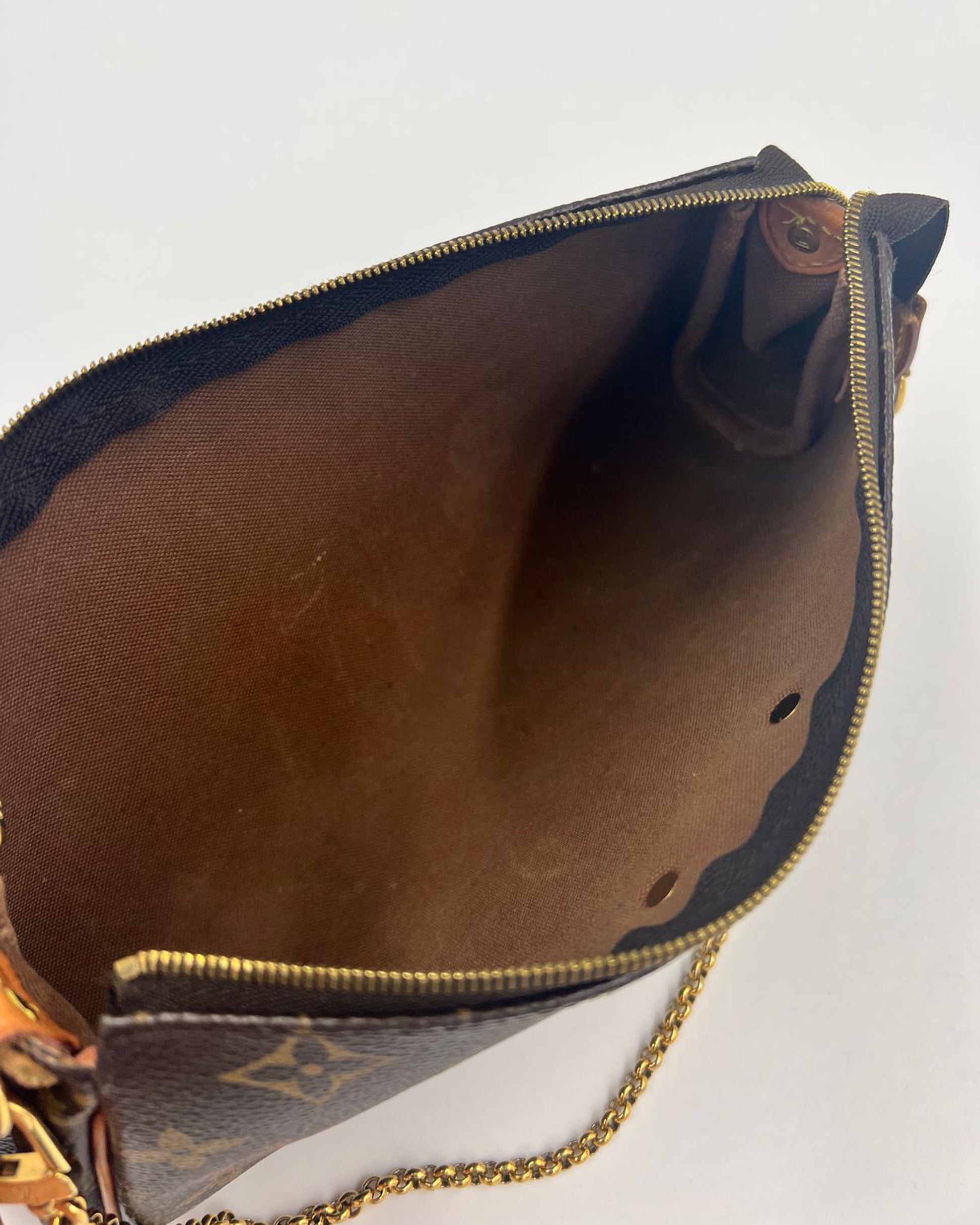 LOUIS VUITTON Pochette Eva Monogram Canvas mit geöffnetem Innenfach und goldfarbener Kette