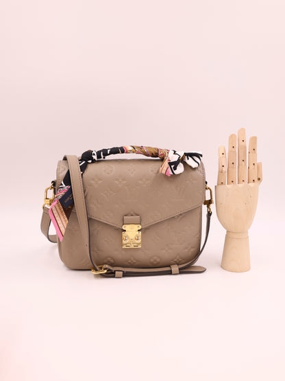 LOUIS VUITTON Pochette Metis Monogram Empreinte Tourterelle inkl. Tuch