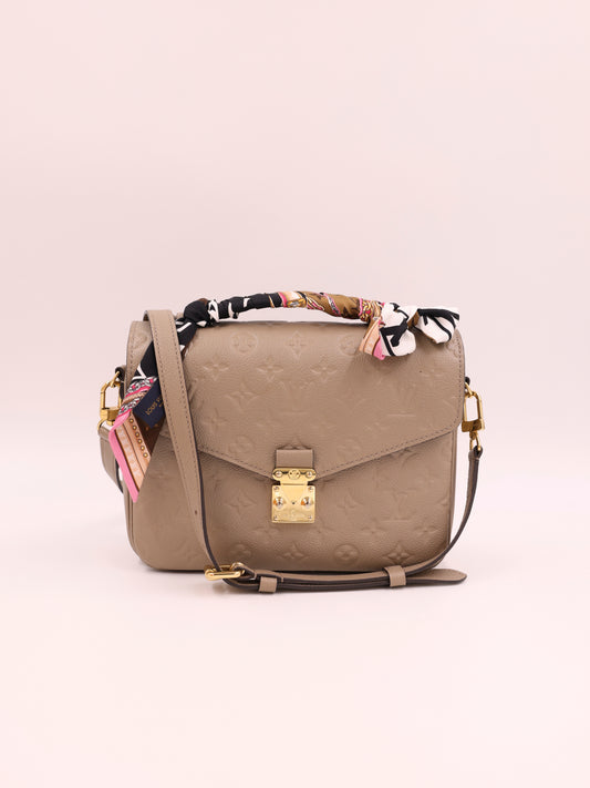 LOUIS VUITTON Pochette Metis Monogram Empreinte Tourterelle inkl. Tuch braune Designerhandtasche