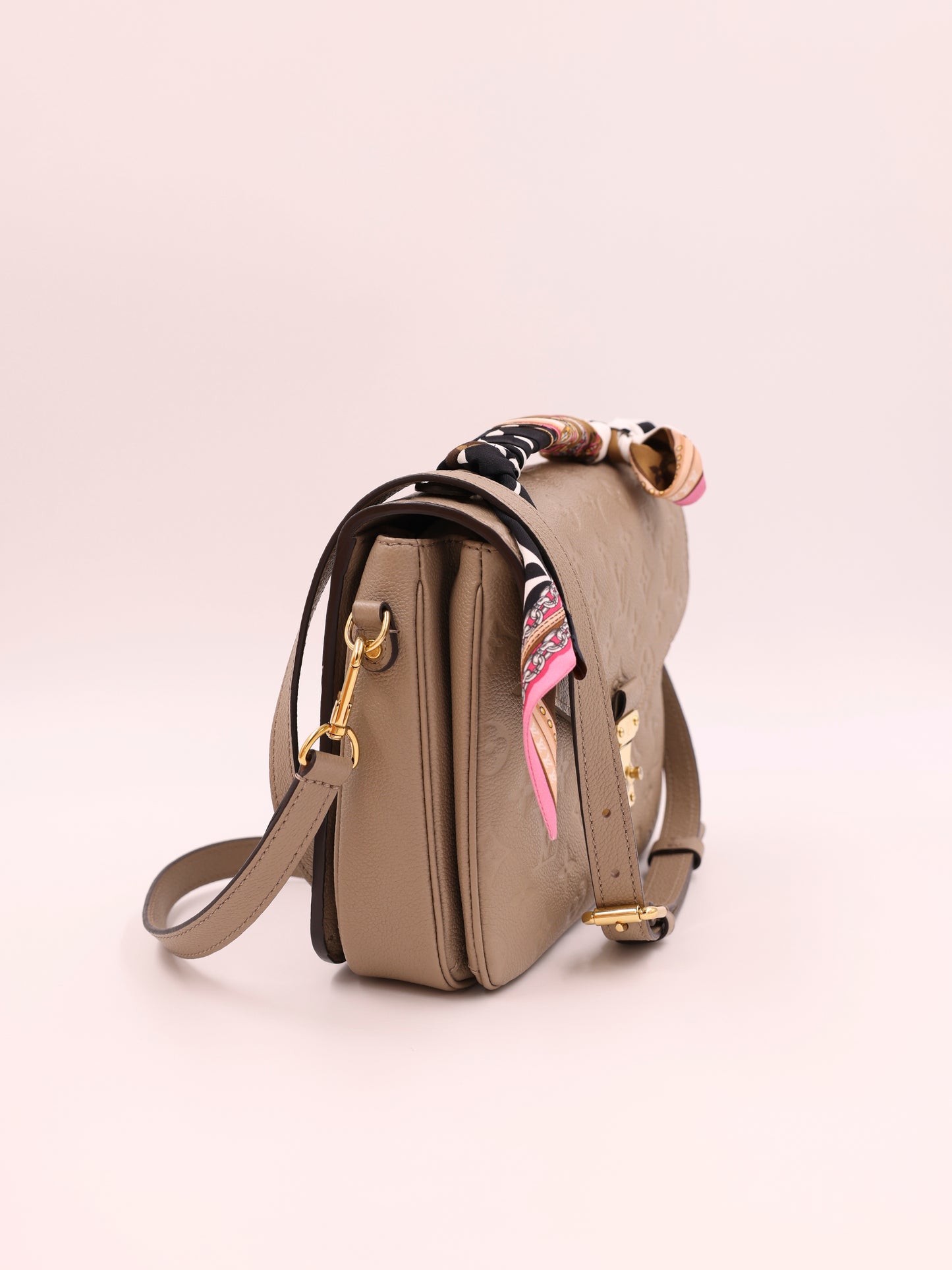 LOUIS VUITTON Pochette Metis Monogram Empreinte Tourterelle inkl. Tuch