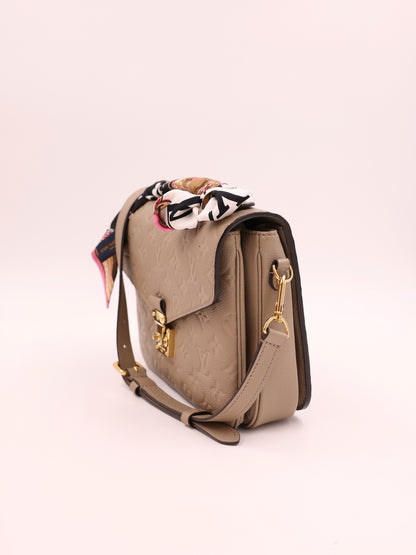 LOUIS VUITTON Pochette Metis Monogram Empreinte Tourterelle inkl. Tuch