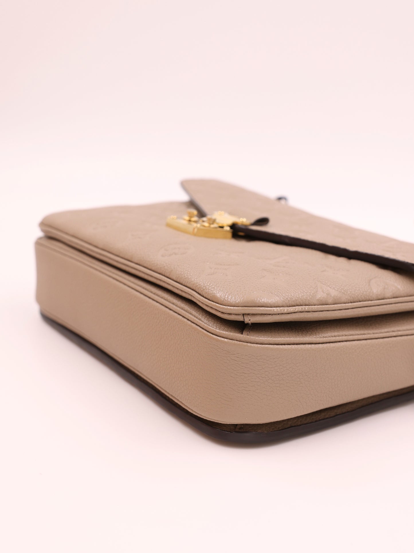 LOUIS VUITTON Pochette Metis Monogram Empreinte Tourterelle inkl. Tuch