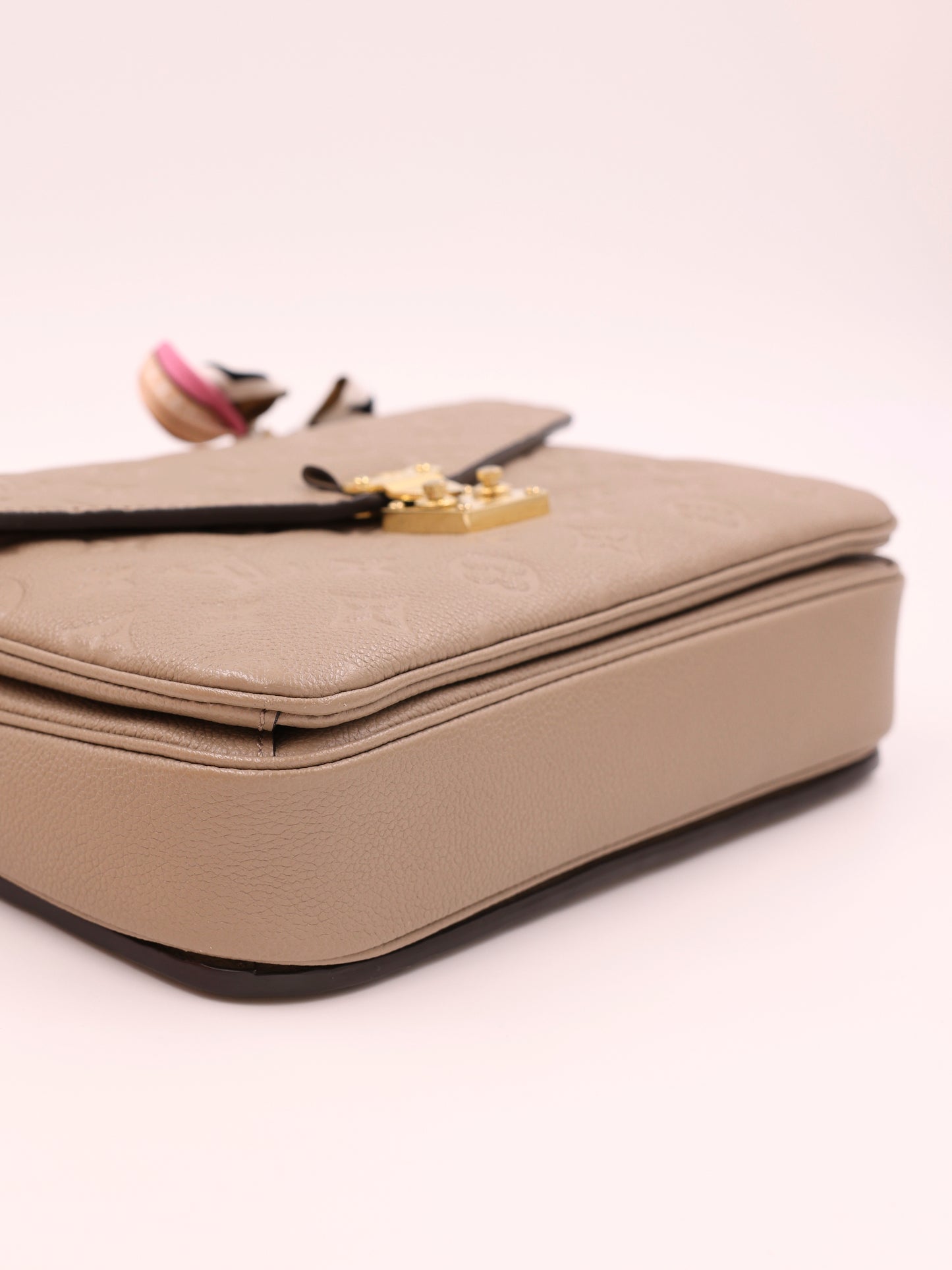 LOUIS VUITTON Pochette Metis Monogram Empreinte Tourterelle inkl. Tuch