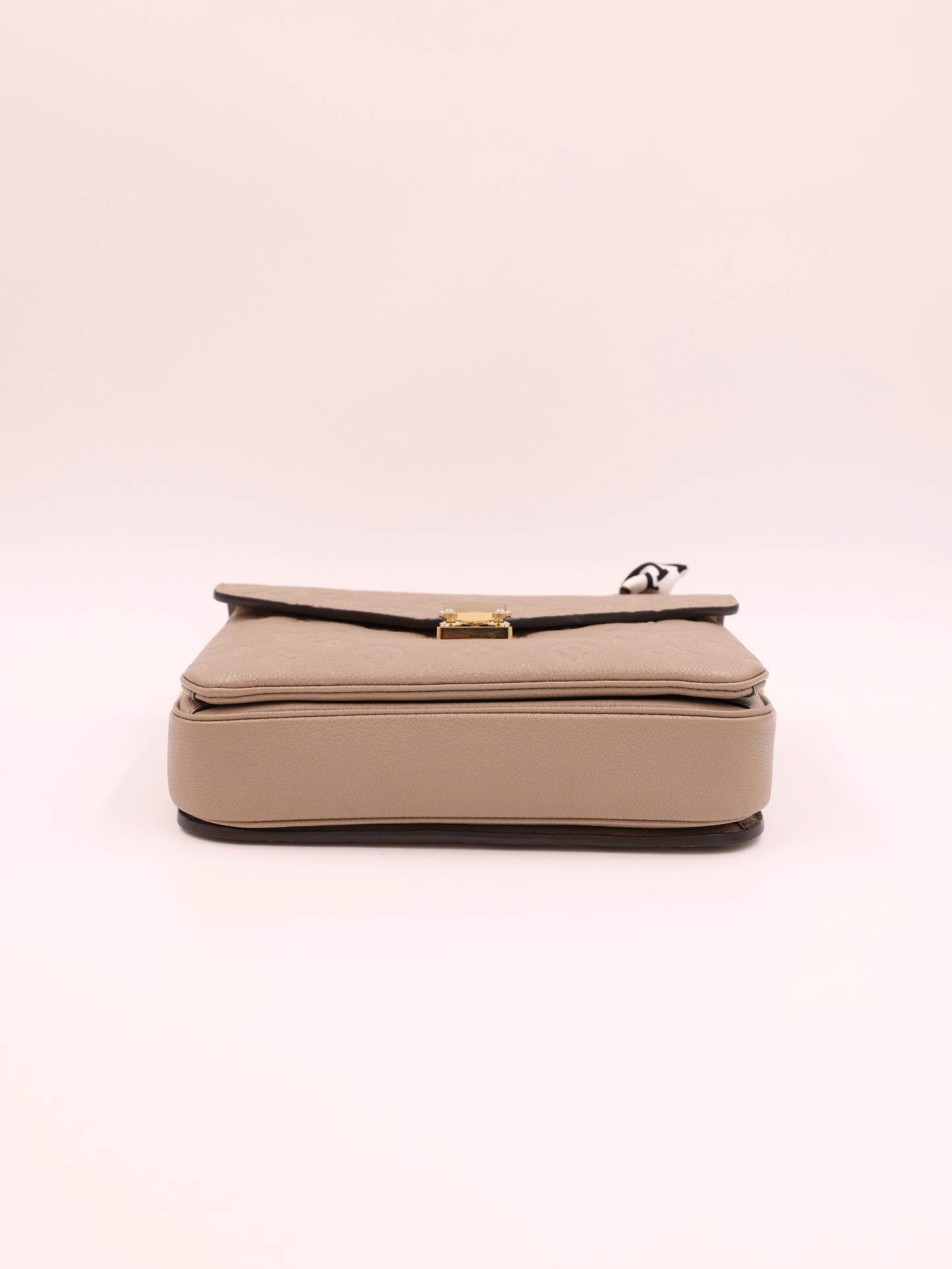 LOUIS VUITTON Pochette Metis Monogram Empreinte Tourterelle inkl. Tuch