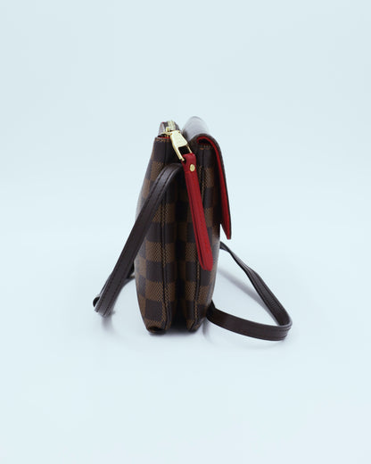 LOUIS VUITTON Twice Damier Ebene Designerhandtasche im Damier-Ebene-Muster mit rotem Innenfutter