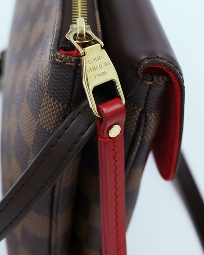 LOUIS VUITTON Twice Damier Ebene mit goldfarbenem Reißverschluss und rotem Lederdetail