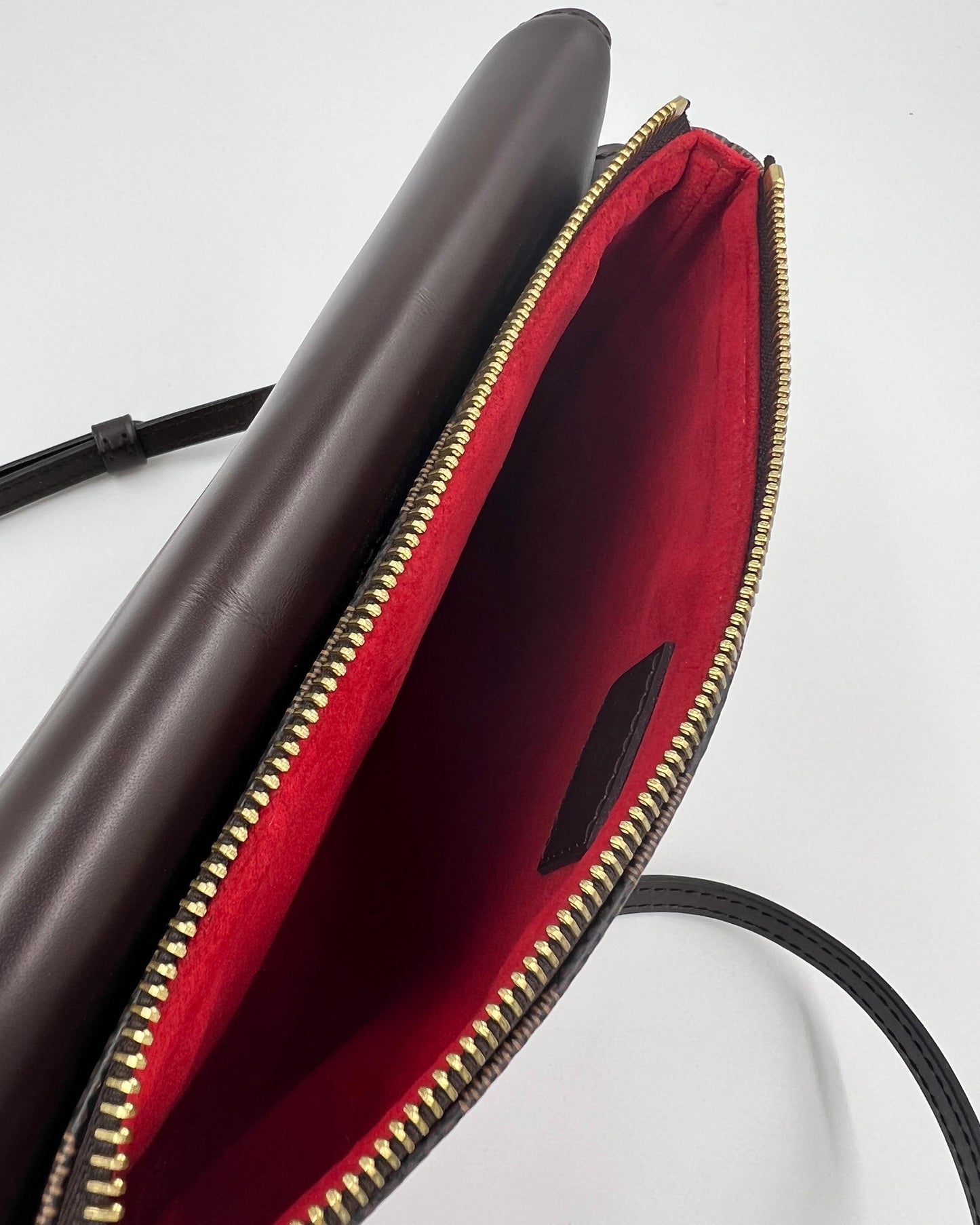 LOUIS VUITTON Twice Damier Ebene Clutch mit rotem Innenfutter und Reißverschluss