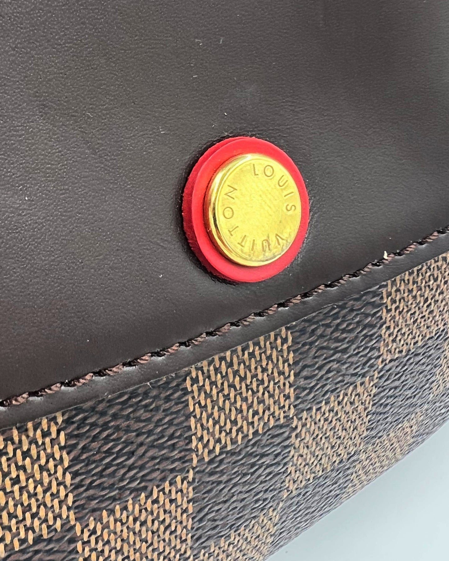 LOUIS VUITTON Twice Damier Ebene Detailansicht mit charakteristischem Logo und Damier Ebene Muster