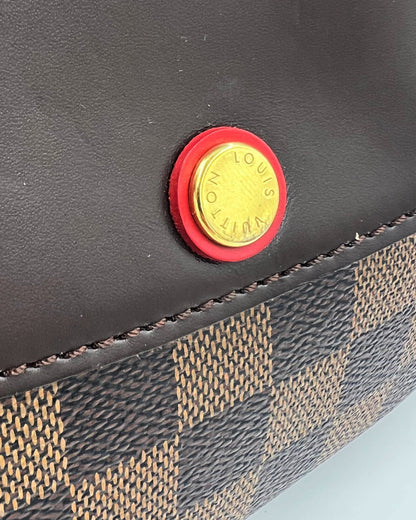 LOUIS VUITTON Twice Damier Ebene Detailansicht mit charakteristischem Logo und Damier Ebene Muster