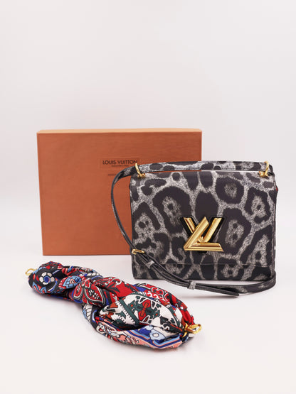 LOUIS VUITTON Twist MM Cat Print Gris Designerhandtasche aus zweiter Hand mit Leopardenmuster und Tuch