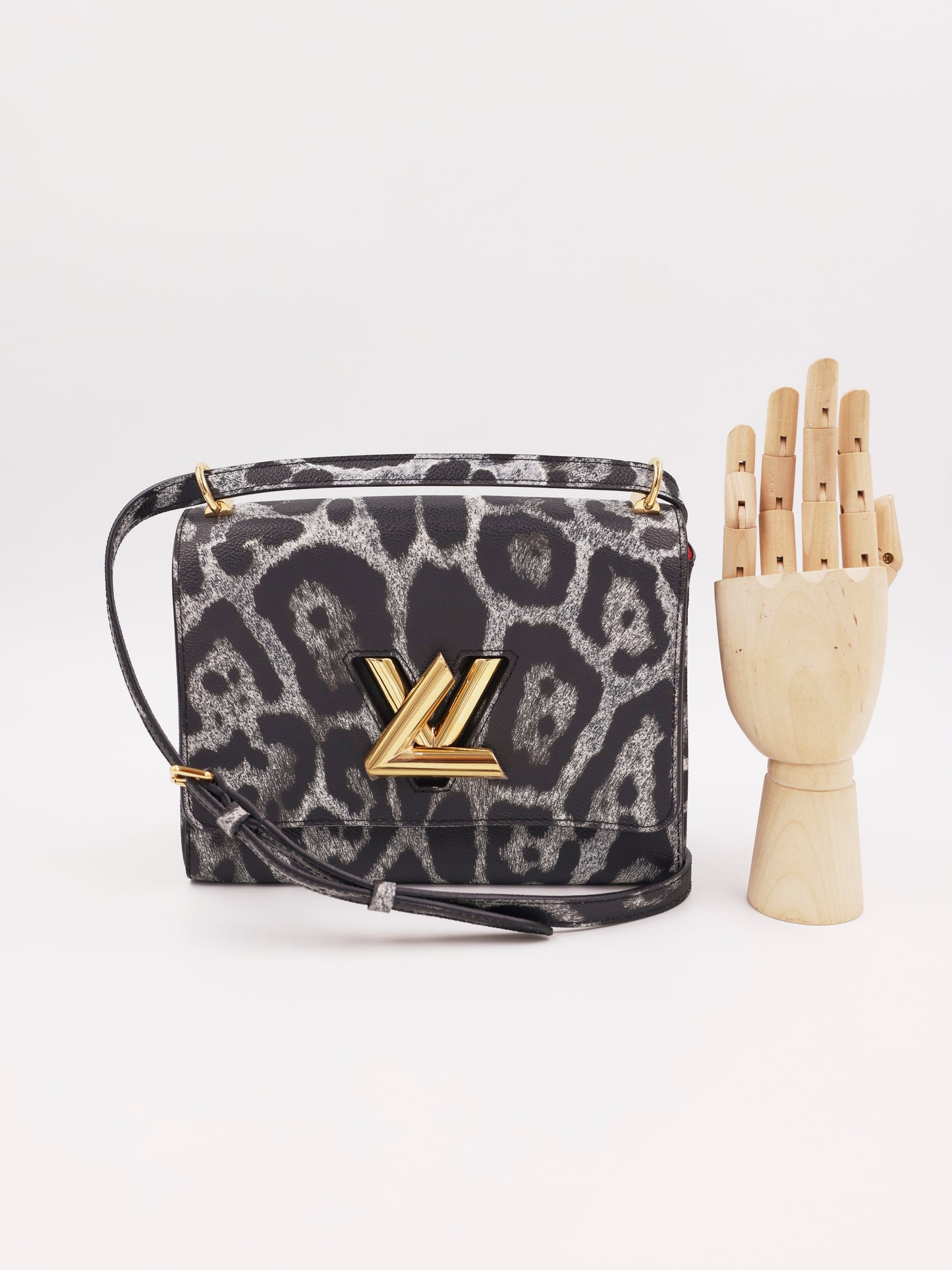 LOUIS VUITTON Twist MM Cat Print Gris Designerhandtasche mit Leopardenmuster und goldfarbenem Logo