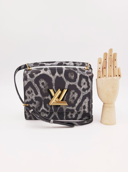 LOUIS VUITTON Twist MM Cat Print Gris Designerhandtasche mit Leopardenmuster und goldfarbenem Logo