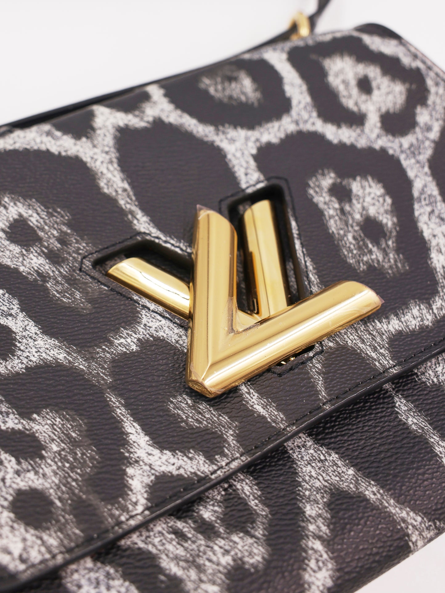 LOUIS VUITTON Twist MM Cat Print Gris mit goldfarbenem Verschluss, Designerhandtasche aus zweiter Hand