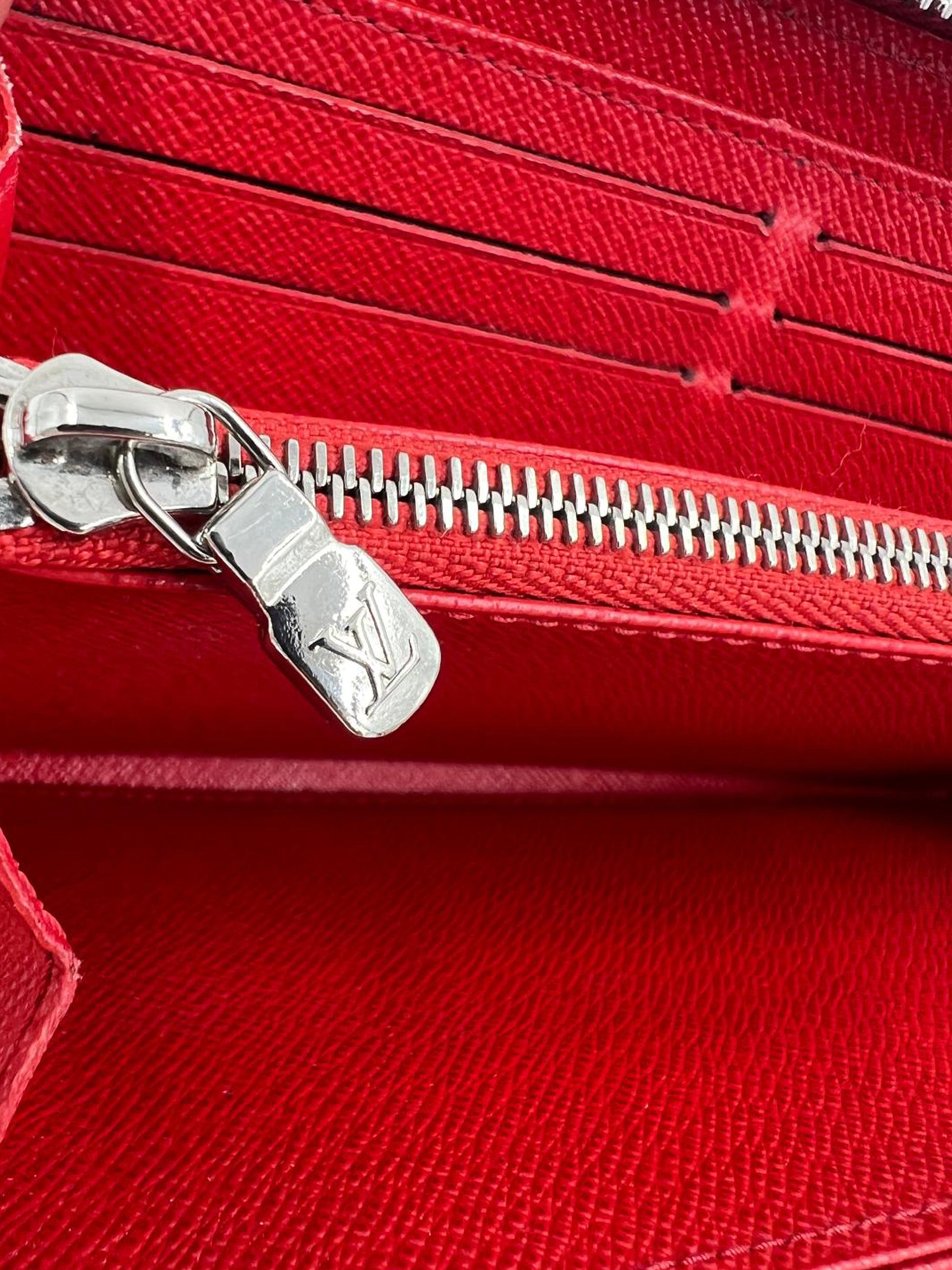 LOUIS VUITTON Zippy Epi rot mit rotem Epi Leder und silberfarbenem Reißverschluss