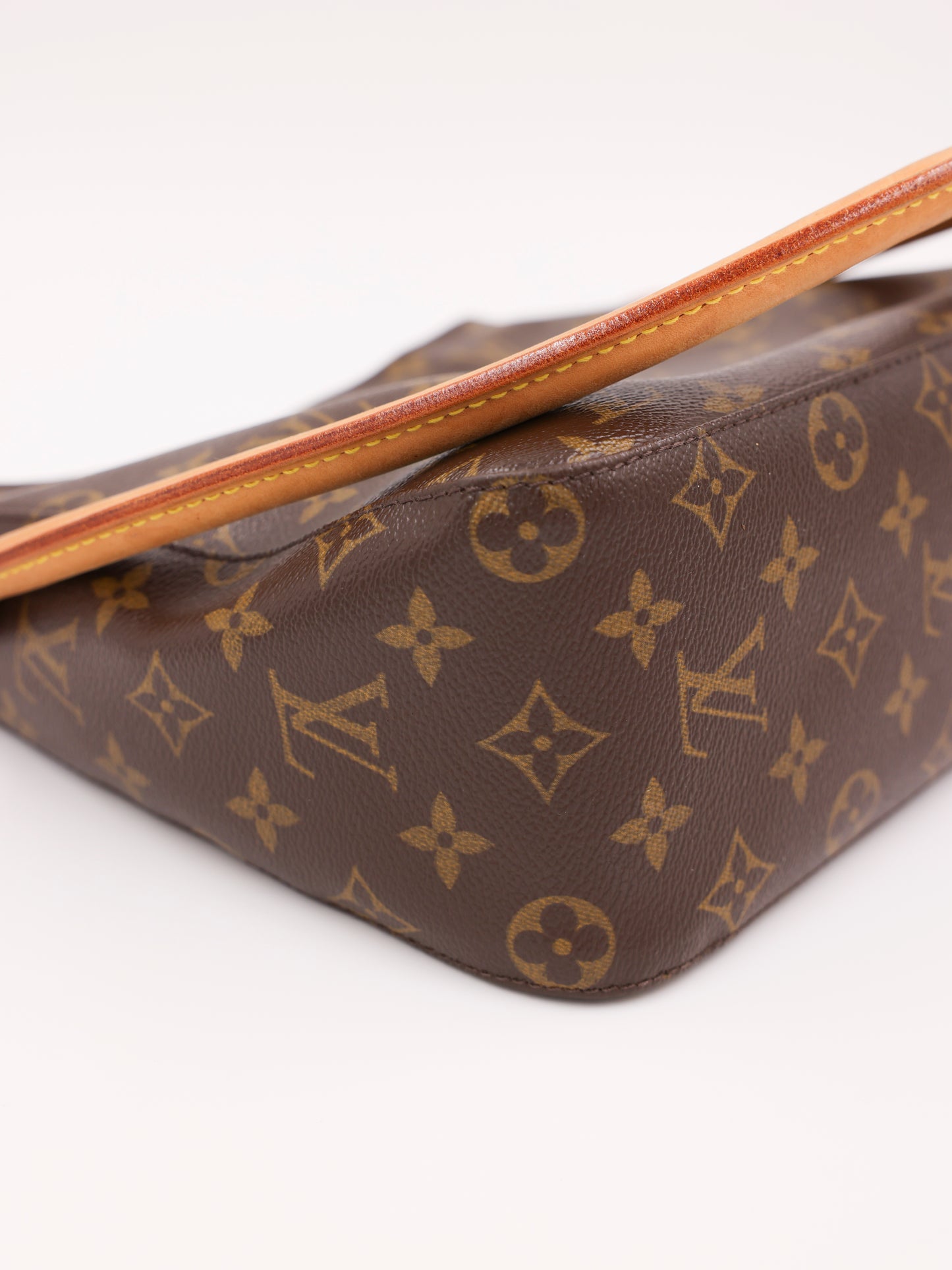 LOUIS VUITTON Looping MM Monogram Canvas