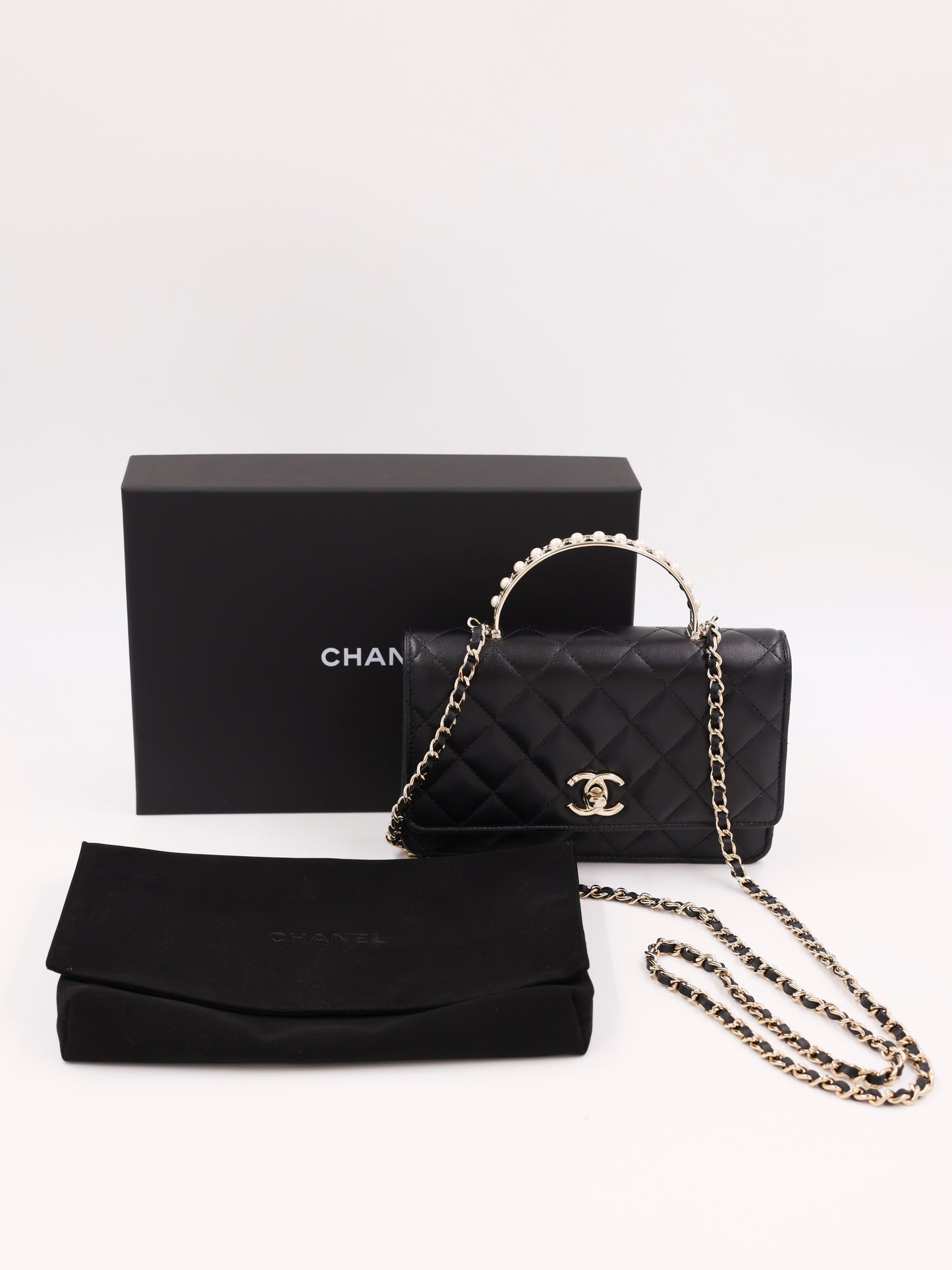 CHANEL Wallet on Chain Pearls Top Handle Lammleder schwarz