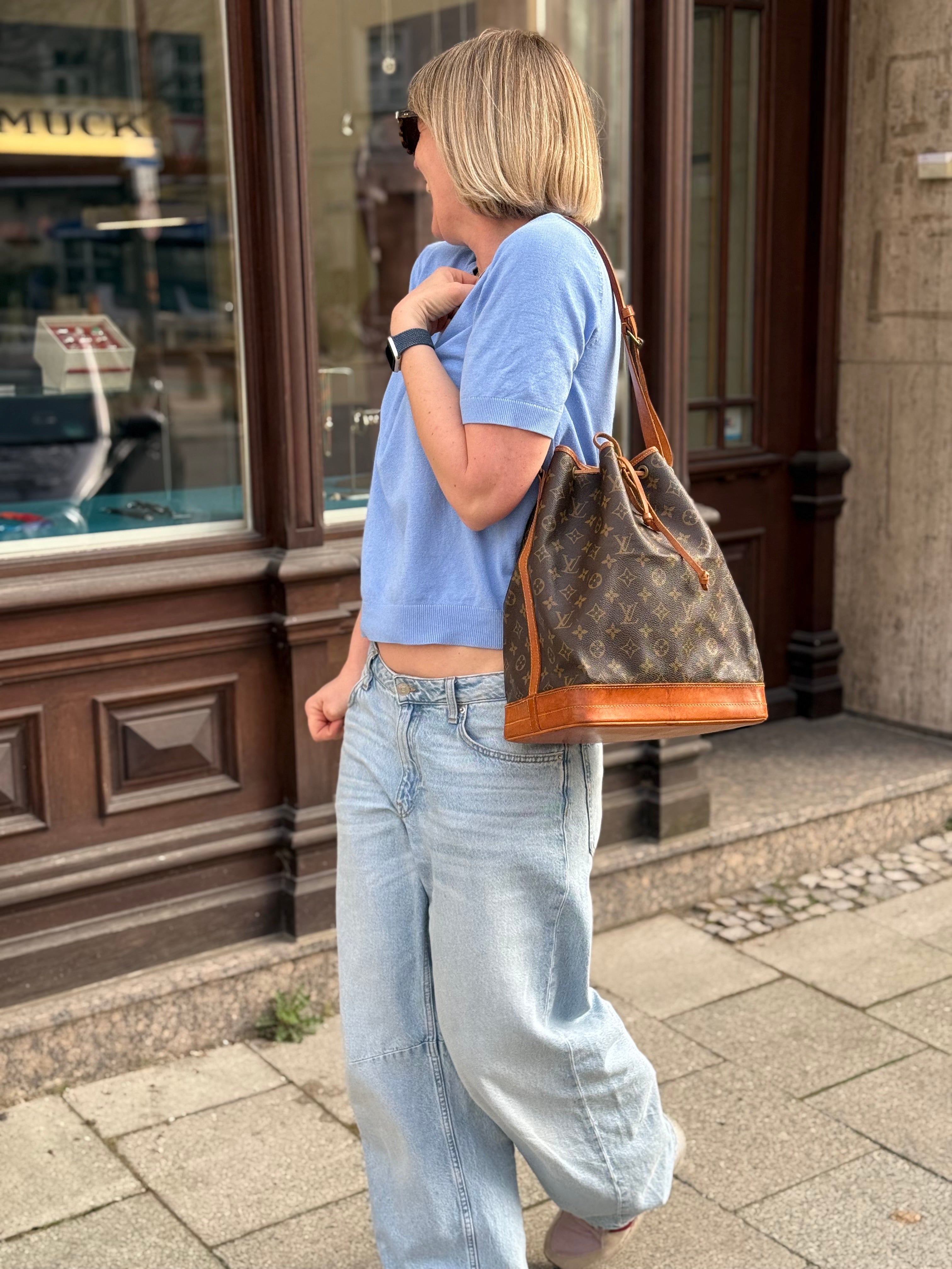 Frau mit Louis Vuitton Tasche