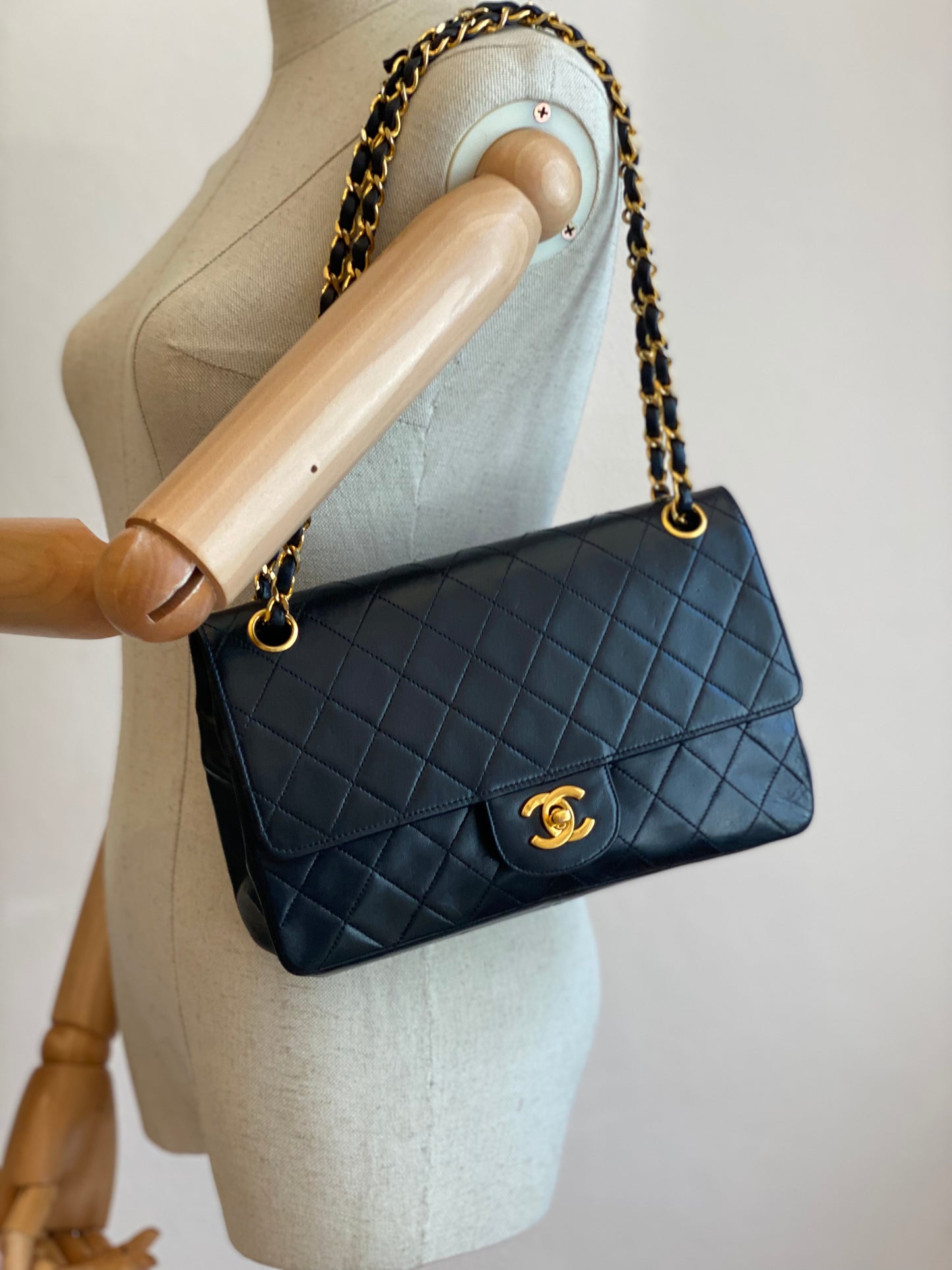 CHANEL Timeless Double Flap Bag Medium schwarz / gold