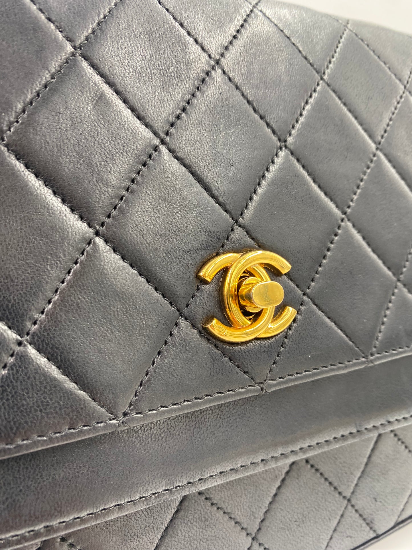 CHANEL Double Flap Bag schwarz / gold medium