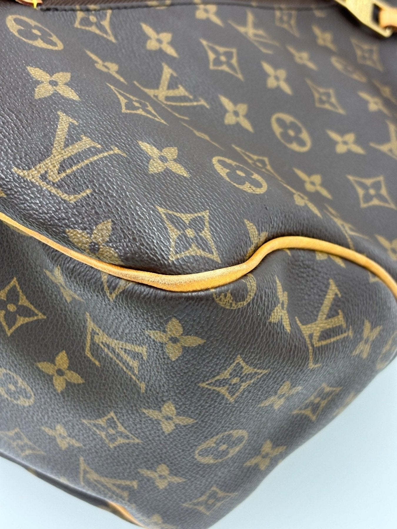 Louis Vuitton Delightful GM Monogram Canvas Handtasche mit klassischem LV Muster und braunen Lederdetails in Nahaufnahme