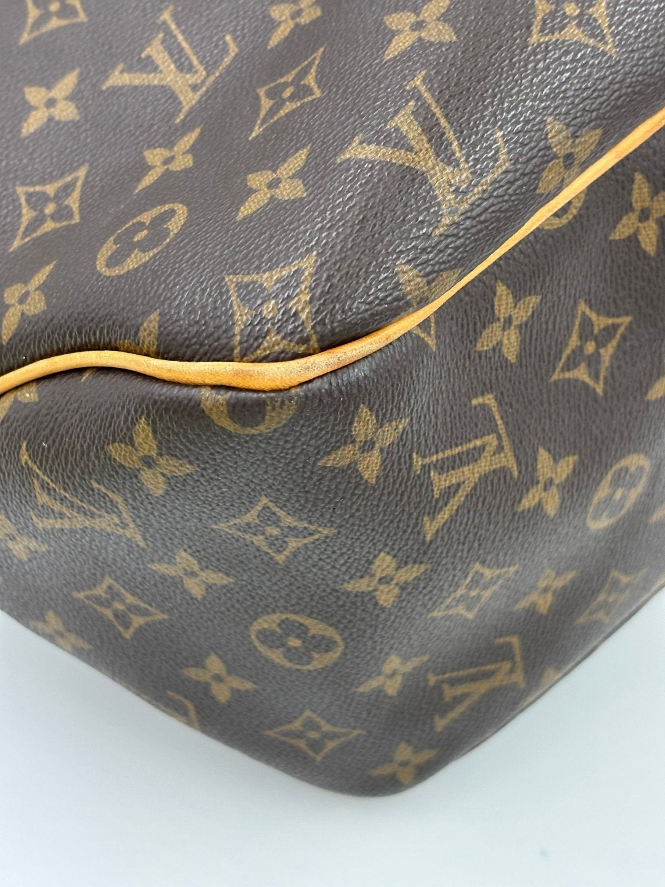 Louis Vuitton Delightful GM Monogram Canvas Tasche mit klassischem LV Muster und braunem Leder, Nahaufnahme der Oberflaeche