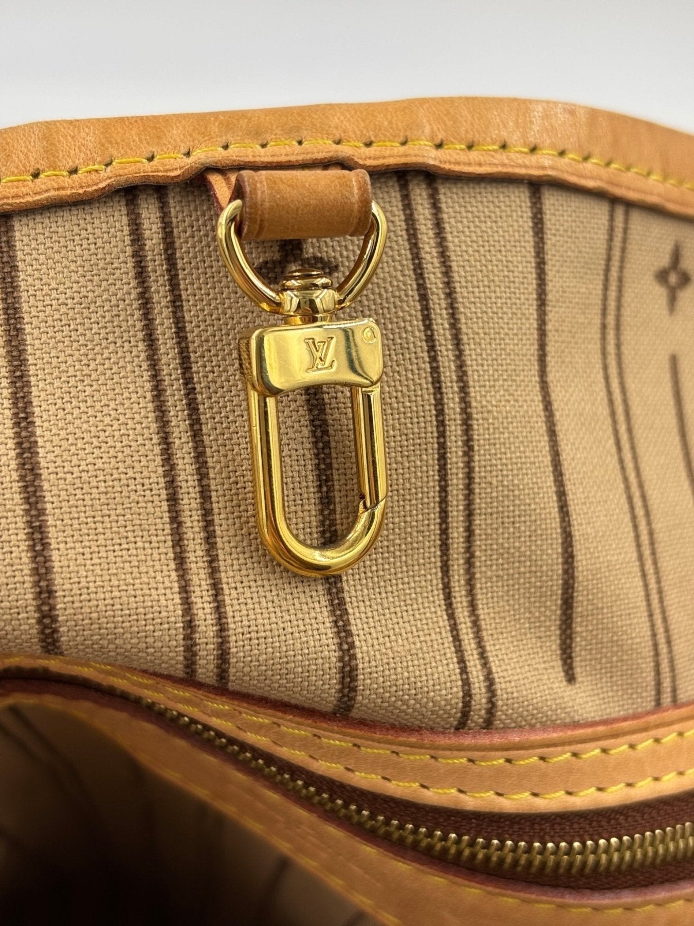 Louis Vuitton Delightful GM Monogram Canvas Handtasche mit goldenem Verschluss und beigem Streifenmuster