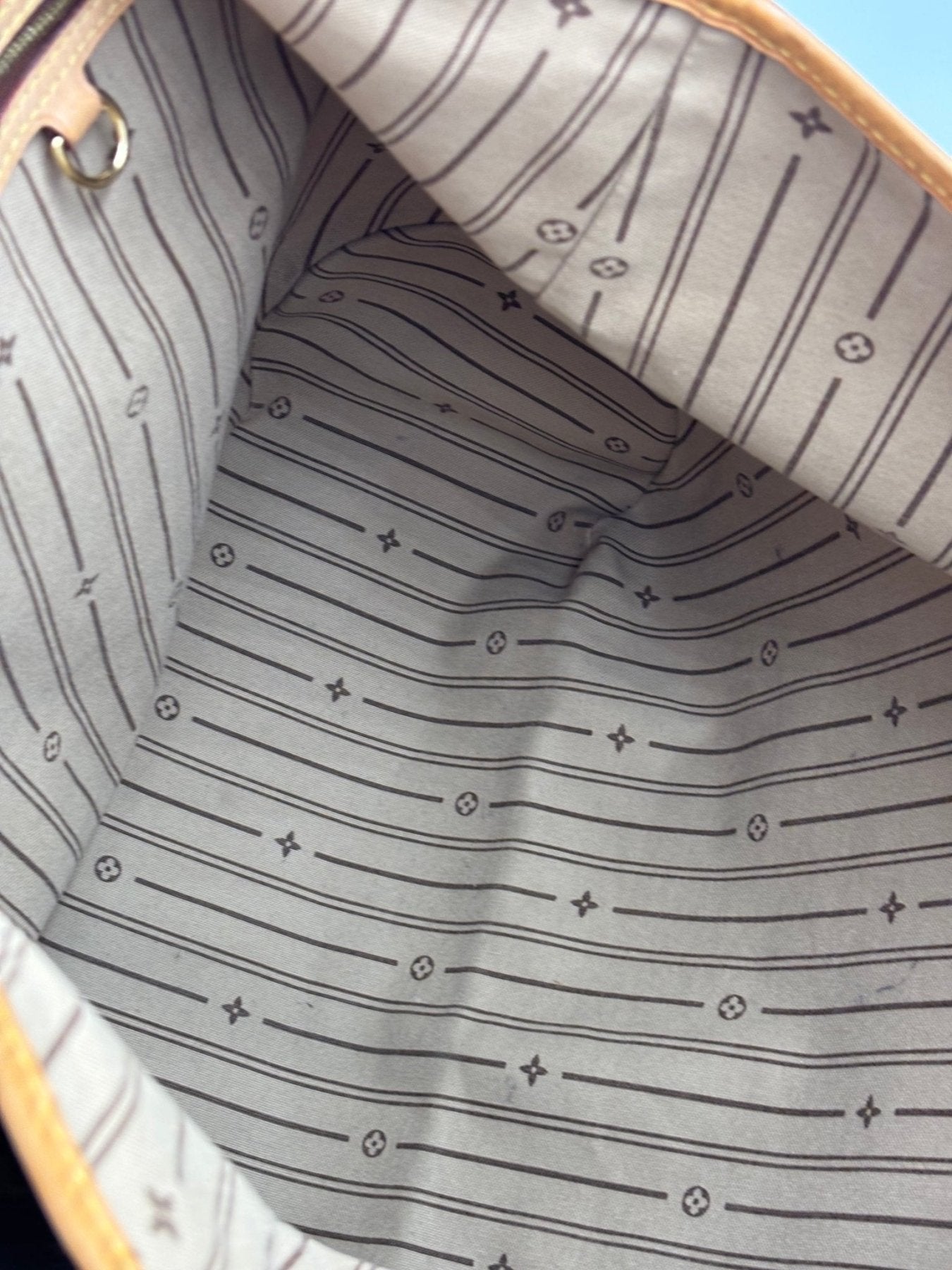 Innenfutter der Louis Vuitton Delightful GM mit grau-weissem Streifenmuster und klassischem Monogram-Print