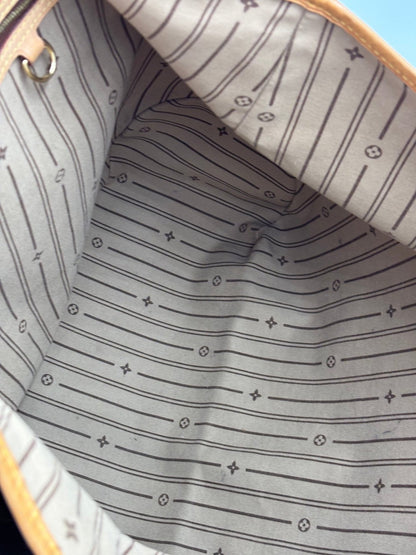 Innenfutter der Louis Vuitton Delightful GM mit grau-weissem Streifenmuster und klassischem Monogram-Print