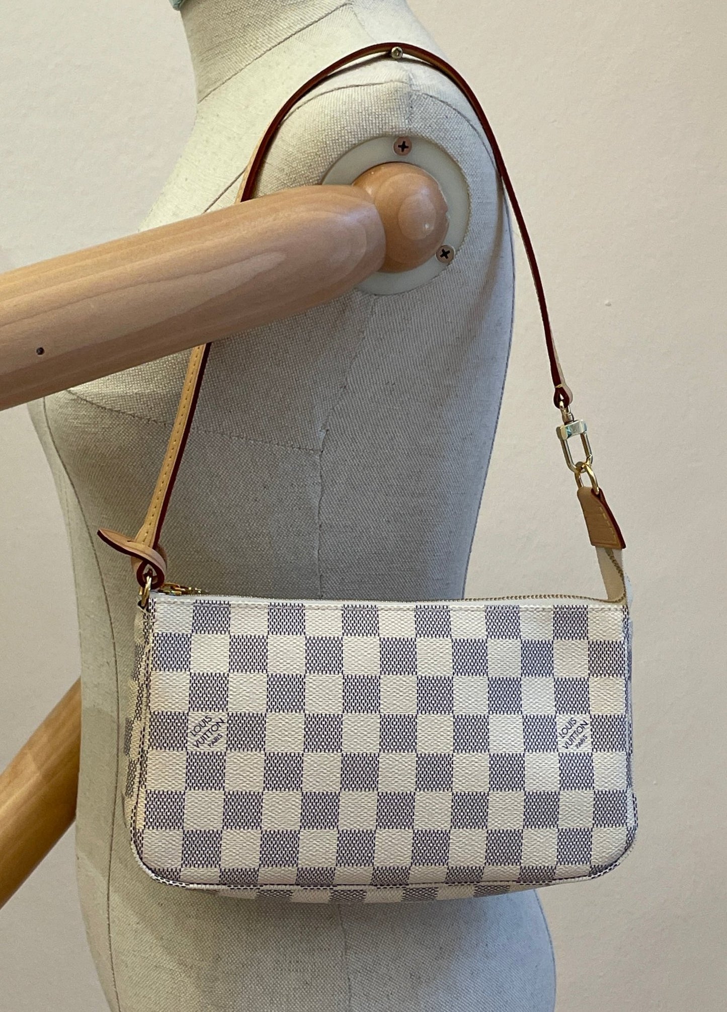 LOUIS VUITTON Pochette Accessoires NM Damier Azur - Clutch & Macarons - Chip - Clutch & Macarons - 