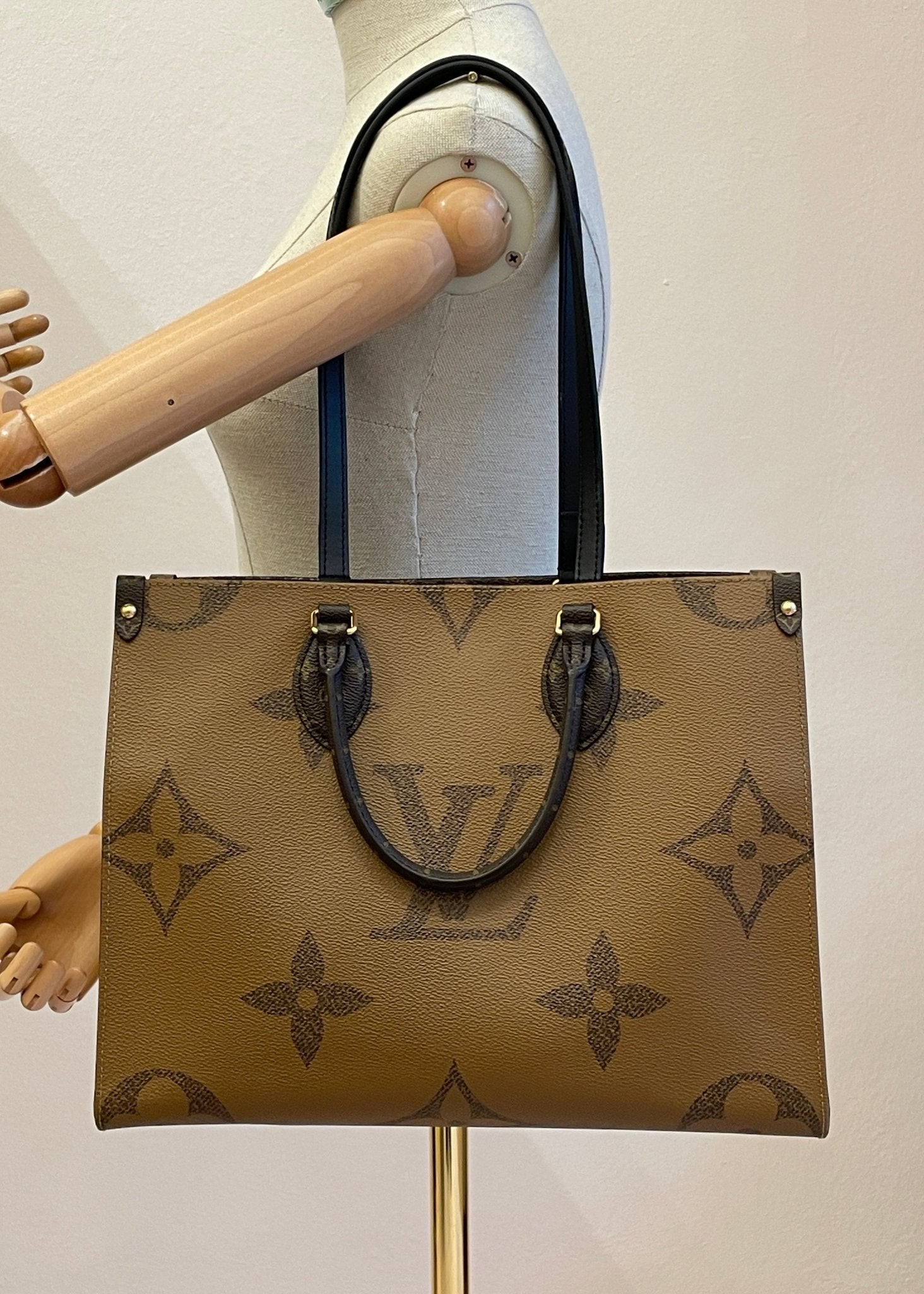 LOUIS VUITTON Onthego MM Monogram Giant - Clutch & Macarons - Chip - Clutch & Macarons - 